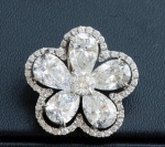 SARA JÓIAS COM CERTIFICADO ORIGINAL.PINGENTE FLOR COM CINCO DIAMANTES EM GOTA DE APROX 3,75 QUILATES