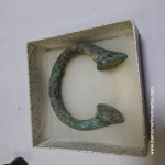 Peça EXCLUSIVA, MANILHA ou SLAVE TOKEN retirada por mergulhadores do naufrágio do SCUNA inglês DUORO, que afundou na ILHAS SCILLY em 1843. Essa manilha é uma espécie de dinheiro primitivo usado na AFRICA, e era trocada por um escravo. Nas imagens tem a tradução do certificado.