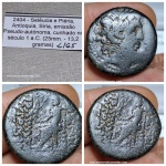 L165, Moeda Atribuída à República Romana, Cidade: Antioquia  Região: Síria Província: Síria, Denominação: Peso médio:7,63 g. Emitida por volta do ano (34/33 aC),Anverso: cabeça laureada de Zeus, à direita, Rev:  ,  Zeus sentado à esquerda, segurando Nike e cetro; data em exergo.