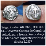 L2557 Moeda atribuida a Selge obol de Prata, cabeça de MEDUSA ou GORGONA cunhada entre 350-300 a.C