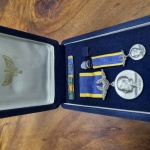 343 - Medalha do Mérito Santos Dumont Força Aérea Brasiliera. Acompanha Miniatura, Barrete e Roseta