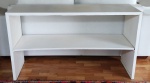 Móvel aparador em madeira sólida com 1 estágio (prateleira no formato retilíneo). Mede 130 cm de comprimento x 40 cm de largura x 77 cm de altura.