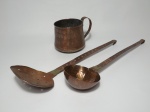 Três peças em cobre, sendo 1 concha de 40 cm de comprimento, 1 escumadeira de 40 cm de comprimento e 1 caneca medindo 10 cm de diâmetro x 10 cm de altura.