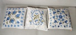 Três almofadas bordadas nos tons de azul, de origem turca - Istambul. 45 x 45cm.