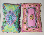 Duas almofadas no formato retangular, bordadas multicoloridas com acabamento em passa-manaria. 50 x 30 cm.