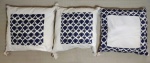 Três almofadas em brim na cor branca, com decoração em tecido decorado na cor azul. 50 x 50cm.