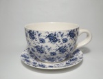 Cachepot em cerâmica no formato de xícara decorado com motivos de flores em azul e branco. Mede 26 cm de diâmetro, acompanha presentoir com 32 cm de diâmetro.
