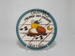 Prato boa lembrança em cerâmica GUIMAS RIO 2002 - Macaron com Chocolate. Mede 26 cm de diâmetro.