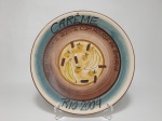 Prato boa lembrança em cerâmica CARÊME RIO 2004. Sopa de chocolate quente com mousse de banana. Mede 26 cm de diâmetro.