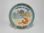 Prato boa lembrança em cerâmica ESCH CAFÉ - RIO 2005. Camarão do Barão. Mede 26 cm de diâmetro.