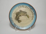 Prato boa lembrança em cerâmica ROANNE - SÃO PAULO 1999. Cod Fish, Creme Champagne Caviar. Mede 26 cm de diâmetro.