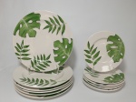 Conjunto de 12 pratos em porcelana decorado com desenho de folhas verdes, sendo 6 pratos rasos e 6 pratos para sobremesa.