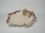 Belíssima saladeira em cerâmica no formato de folha decorada com motivo de frutas. Mede 36 cm x 28 cm.