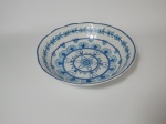 Belíssima saladeira em porcelana pintada à mão com motivos de flores nos tons de azul. Mede 27 cm de diâmetro.