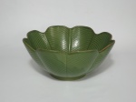 Saladeira funda em porcelana na cor verde com bordas recortadas no formato de folhas. Mede 26 cm de diâmetro e 10 cm de altura.
