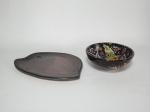 Dois itens em cerâmica, sendo 1 bowl em cerâmica feito à mão, multicolorido e 1 travessa no formato de peixe medindo 24 cm x 19 cm. Alt. bowl 6cm e  15 cm de diâmetro.