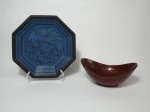 Dois itens em bambu, sendo 1 prato com fundo preto decorado com motivos de pássaros, peixe e borboletas em azul com bordas oitavadas, medindo 25 cm de diâmetro e 1 travessa funda no formato de barco na cor vermelho de origem do Vietnam, medindo 21 cm x 14 cm.