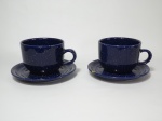 Dois itens em cerâmica, sendo 2 xícaras para caldo com prato, na cor azul, medindo 13 cm de diâmetro e o prato com 19 cm de diâmetro. Um dos pratos apresenta bicado.
