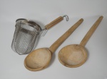 Duas grandes conchas em madeira clara e 1 peneira para molho em metal cromado e cabo de madeira. As conchas medem 13 cm de diâmetro por 44 cm de comprimento e a peneira 13 cm de diâmetro e 17 cm de altura.