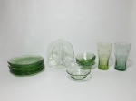 Dezenove peças, sendo: 6 bowls para sobremesa em vidro com bordas onduladas na cor verde, 11 pratos para sobremesa em vidro verde e 2 taças com tema da Coca-Cola. As taças medem 15 cm de altura e os pratos medem 19 cm de diâmetro.