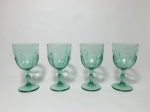 Quatro taças para vinho em vidro grosso na cor verde no formato de dedão. Alt. 16cm e diâm. 9cm.