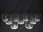 Nove copos para Whisky em cristal translúcido (5 deles apresentam bicados na borda). Medem 10 cm de altura.