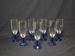 Sete fluts para espumante, em demi-cristal francês, com pé alto e na cor azul, corpo translúcido. Alt. 17cm.
