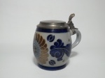 Belíssima caneca TANKARD em cerâmica, com tampa em estanho. Mede 14 cm de altura.