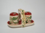 Belíssimo conjunto de saleiro e pimenteiro em cerâmica, acondicionado em um prato com alça com a mesma decoração (natalina) em formato de laço.