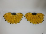 Duas peças em madeira, representando penca de bananas para decorar a parede. Uma das peças apresenta 1 banana quebrada. Alt. 22 cm de altura x 37 cm de largura.