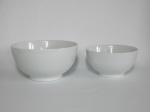 Conjunto de tigelas em porcelana branca, marca Schmidt, sendo que 1 mede 25 cm de diâmetro e 12 cm de altura e a outra mede 20 cm de diâmetro e 10 cm de altura.