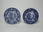 Dois pratos de origem inglesa para parede, nas cores azul e branco, marcado na base WOODSWARE, WOODS & Sons, England. Diâmetro 20cm.