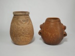 Dois vasos em cerâmica marajoara, assinados Francisco Cardoso. Um possui pegas no formato de bicho, medindo 18 cm de altura e o outro no formato bojudo, medindo 21 cm de altura.