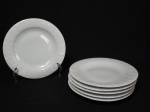 Seis pratos em porcelana para sobremesa com bordas decoradas com motivos de parreira. Diâmetro 18 cm.