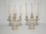 Par de candelabros para 3 velas em cerâmica decorada, toda trabalhada. Medem 26 cm cm de largura e 25 cm de altura. (Consta peças coladas).