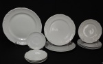 Onze peças em porcelana branca, moldada na pasta, sendo 4 pires, 4 pratos para sobremesa, 2 pratos rasos e 1 prato para bolo.