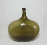 Grande garrafão em vidro na cor âmbar no estilo bojudo, medindo 50 cm de largura x 47 cm de altura.