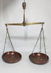 Balança para decoração em bronze, para pendurar, no estilo balança de sacaria, com capacidade de 1 quilo, com pratos em metal com banho de cobre. Pratos medem 23 cm de diâmetro.