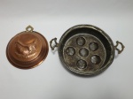 Duas formas de cobre com pegas/alças em bronze, 1 no formato redondo, funda, com rebaixos para moldar, medindo 7 cm de altura x 23 cm de diâmetro e a outra redonda, rasa, com molde de galinha no centro. Ambas em metal com banho de cobre.