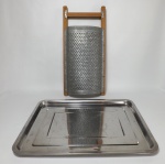 Duas peças, 1 grande ralador em chapa com estrutura em pinho de Riga, medindo 45 cm de comprimento x 22 cm de largura e 1 tabuleiro de metal niquelado medindo 45 cm x 35 cm.