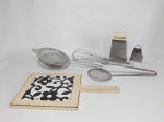 Kit para cozinha, composto de 6 peças, sendo 1 tábua para frios pintada à mão em azulejo com estrutura em madeira no formato quadrado, 20 cm x 20 cm, 1 pegador com peneira, 1 batedor de claras, 2 raladores de tamanhos diferentes em metal cromado e 1 peneira média de 16 cm de diâmetro.