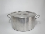 Caldeirão em alumínio da marca MARMICOC, com tampa, em excelente estado (marcas de uso). Mede 30 cm de diâmetro x 16 cm de altura.