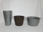 Três cachepots em latão, 1 com banho de cobre, 2 alças e 2 na cor natural (1 deles falta 1 alça).