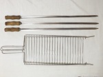 Kit de espetos para churrasco, sendo 1 grelha em aço inoxidável e 3 espetos retilíneos.