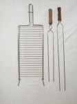 Kit para churrasco composto de 1 grelha e 2 espetos duplos em aço inoxidável.