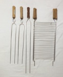 Kit para churrasco composto de 1 grelha e 3 espetos duplos em aço inoxidável.