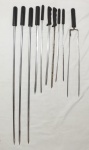 Conjunto de 10 espetos para churrasco, retilíneos, com cabos em plástico rígido na cor preta, sendo 1 duplo, 3 com 90 cm de comprimento, 3 com 60 cm de comprimento e 3 finos com 50 cm de comprimento.
