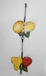 Dois cabides para toalhas em chapa de ferro, decorados com motivo de frutas, assinado Valéria Grass. Comp. 30cm.