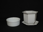 Duas peças em porcelana branca, sendo 1 bowl. Alt. 7cm x 19cm diâm. 1 vaso com presentoir no formato sextavado. Alt. 16cm x 20cm diâm. O vaso é de porcelana SCHMIDT. (Ambos com bicado na borda).