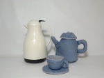 Três itens,1 bule e 1 xícara feitos de tecido na cor azul com bolinhas, contorno em xadrez e 1 garrafa para café em baquelite na cor branca com detalhes na cor preta. Alt. bule 18cm. Alt. xicara 6 cm x 9cm diâm, e a garrafa 24 cm de altura, capacidade para 1 litro.